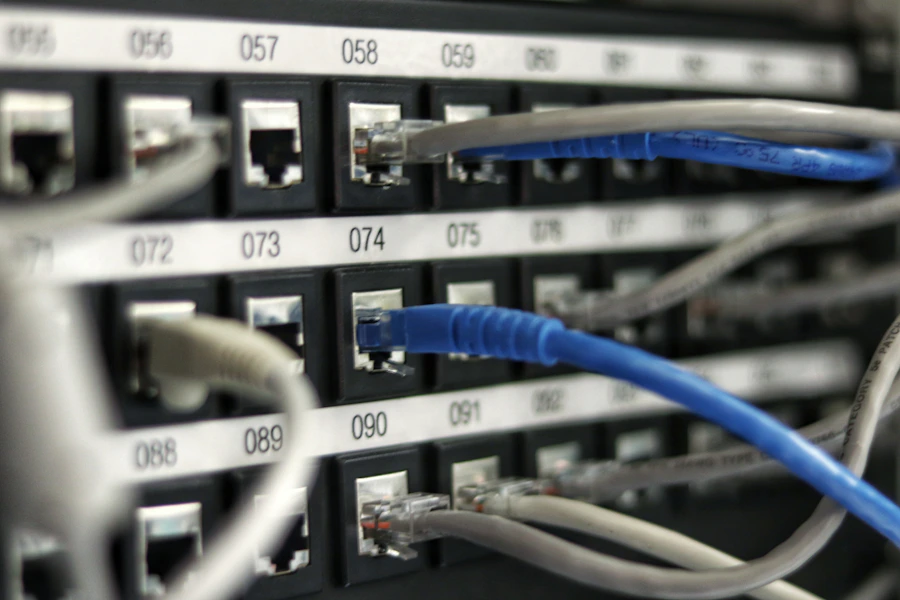 Fileiras de racks em um data center moderno