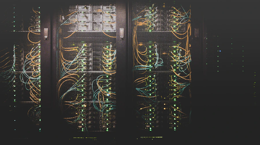 Corredor de servidores em um data center com iluminação azul